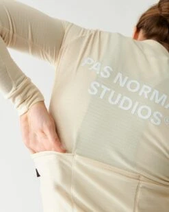 Women's Essential Long Sleeve Jersey - Off White -Assos Boutique Women sEssentialLongSleeveJersey OffWhiteback2 ae309835 c434 4722 b90e f0811df915f9